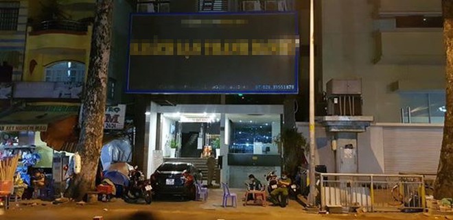 Một khách sạn đối diện Bệnh viện Chợ Rẫy được phun thuốc khử trùng trong đêm 2