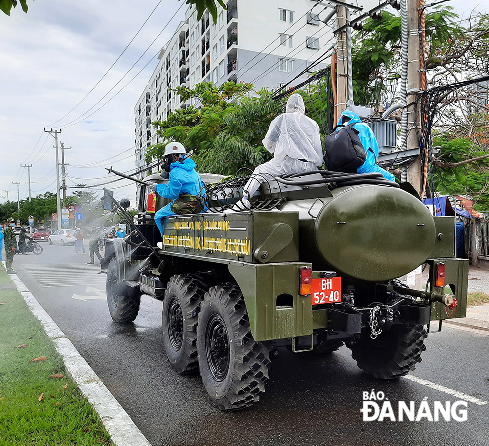 Đà Nẵng: Bộ đội hóa học phun thuốc sát khuẩn toàn bộ quận Sơn Trà 5