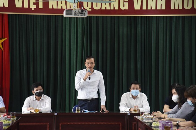 Phó Bí thư Thành ủy Hà Nội thị sát việc phòng chống Covid-19 tại các quán hàng, trường học 7