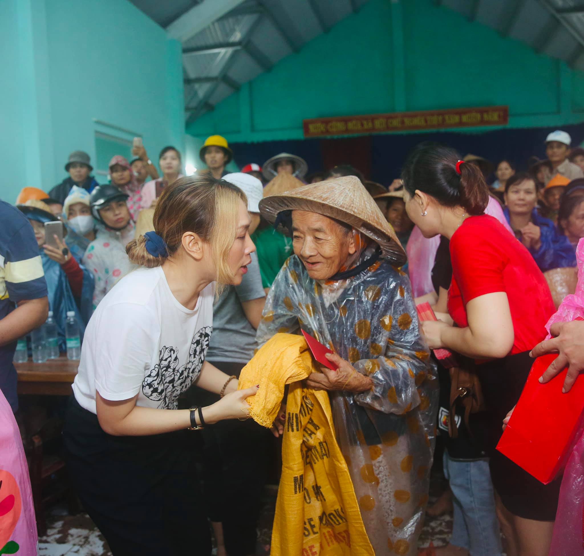 Chùm ảnh: Mỹ Tâm gây xúc động với hình ảnh đội nón lá, đi dép lê lội nước lũ trong trời mưa để làm từ thiện 11