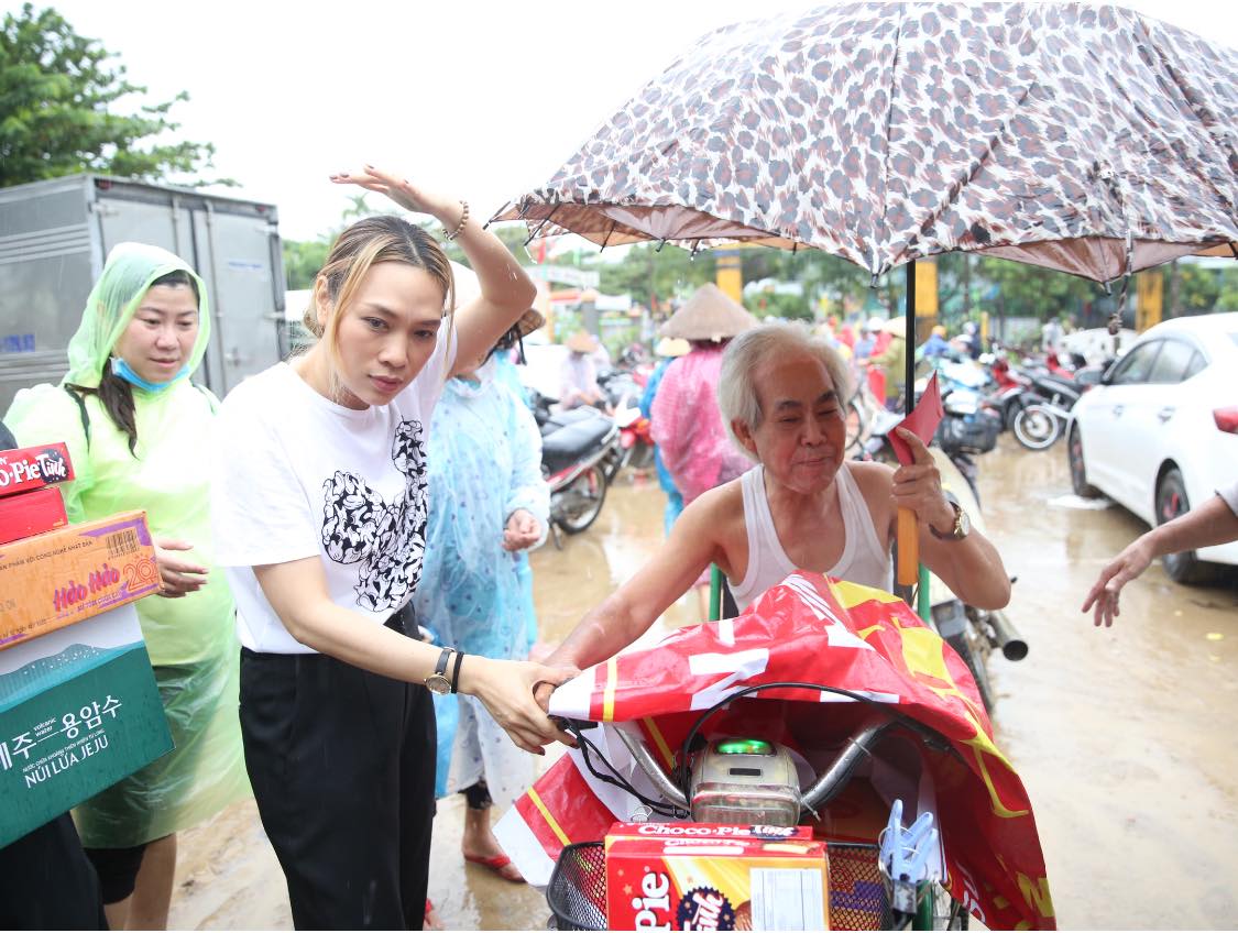 Chùm ảnh: Mỹ Tâm gây xúc động với hình ảnh đội nón lá, đi dép lê lội nước lũ trong trời mưa để làm từ thiện 13