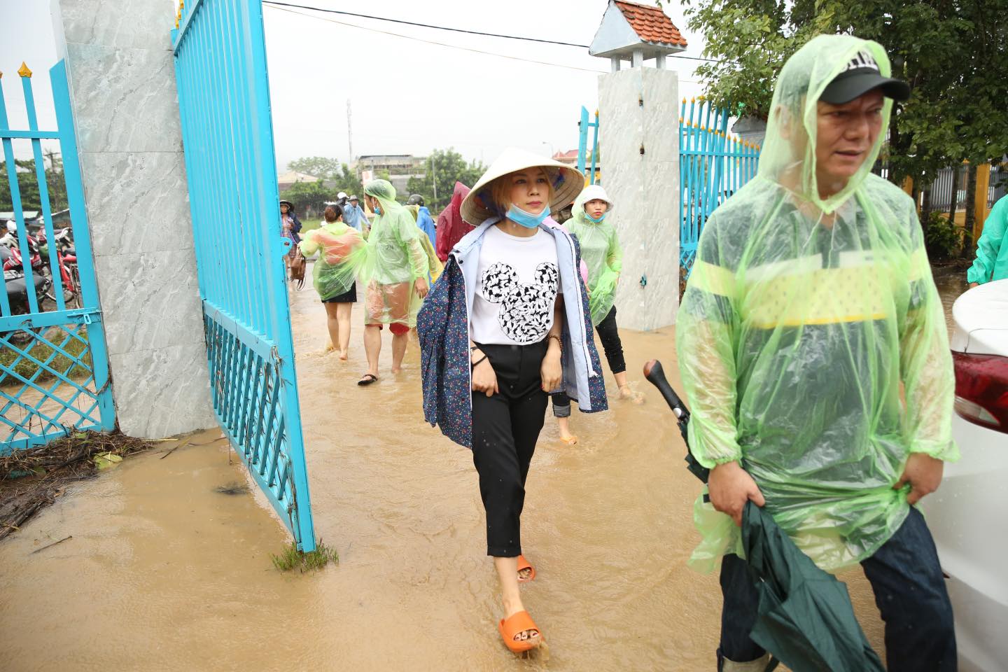 Chùm ảnh: Mỹ Tâm gây xúc động với hình ảnh đội nón lá, đi dép lê lội nước lũ trong trời mưa để làm từ thiện 7