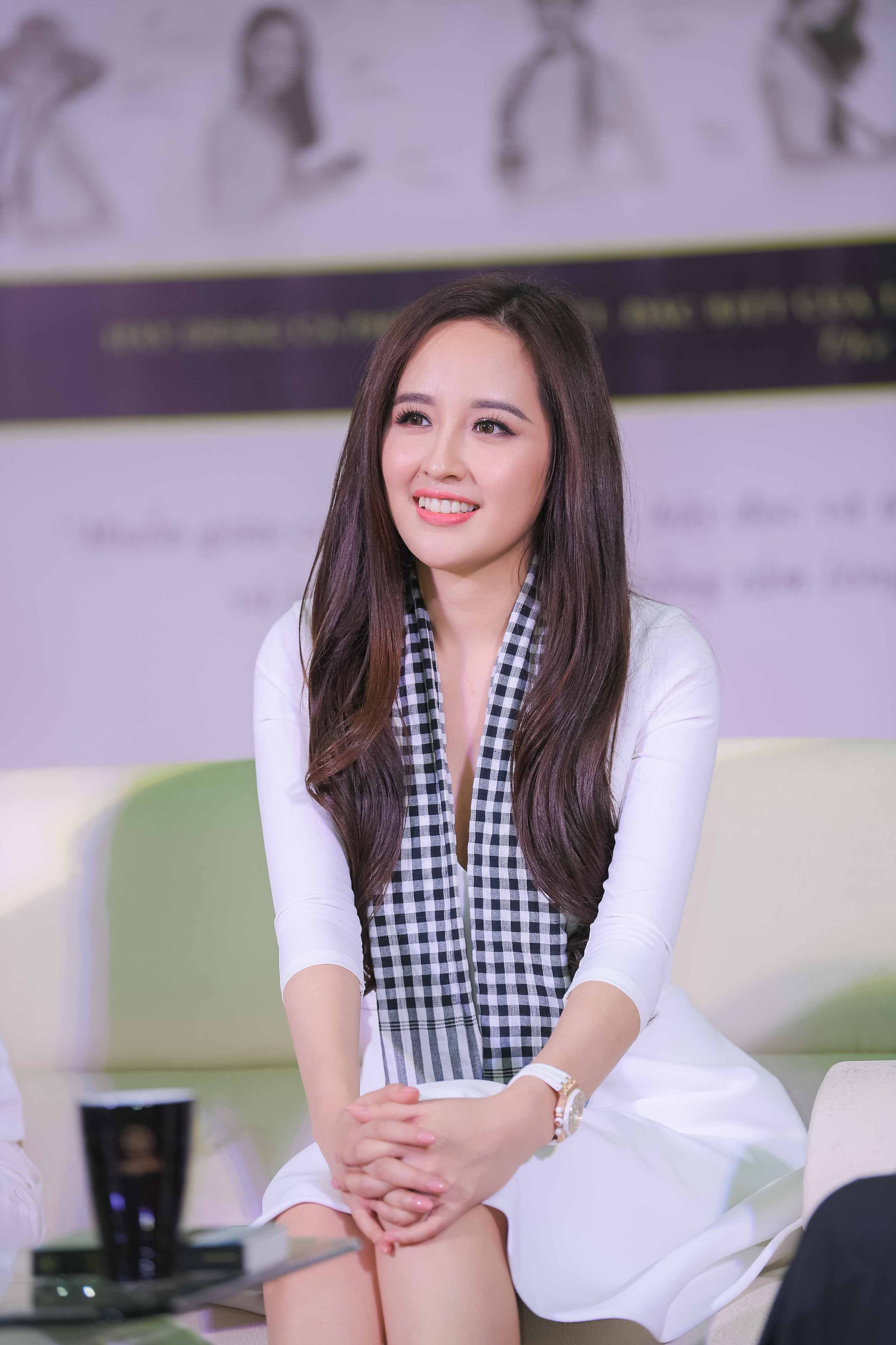 Hoa hậu Mai Phương Thúy bị người đi đường chụp lén, lộ mặt mộc không trang điểm 5