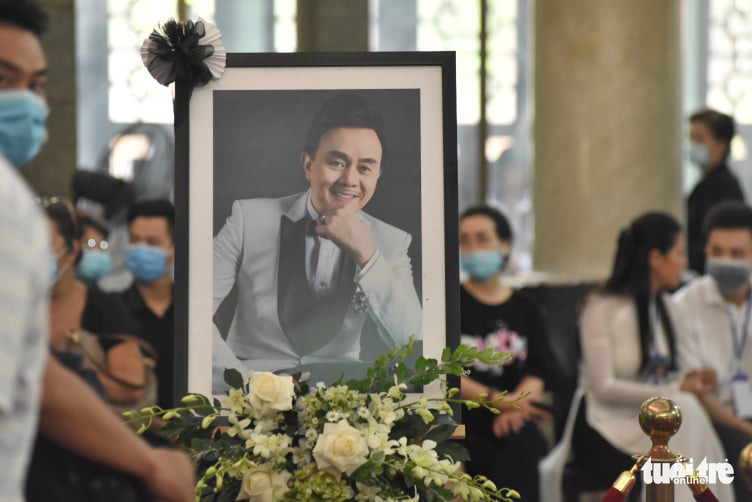 Ngọc Lan mong cố nghệ sĩ Chí Tài 'đừng giận' khi mặc đồ hồng tới tang lễ 4