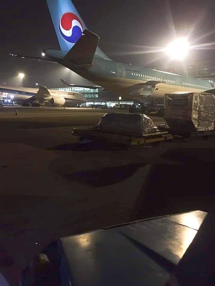 Nhói lòng trước hình ảnh linh cữu nghệ sĩ Chí Tài nằm đơn độc giữa sân bay vào đêm muộn 5