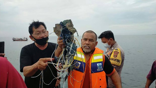 Đã tìm thấy 'dấu vết' nghi của chiếc máy bay Boeing 737-500 của Indonesia chở hơn 60 hành khách mất tích bí ẩn 1