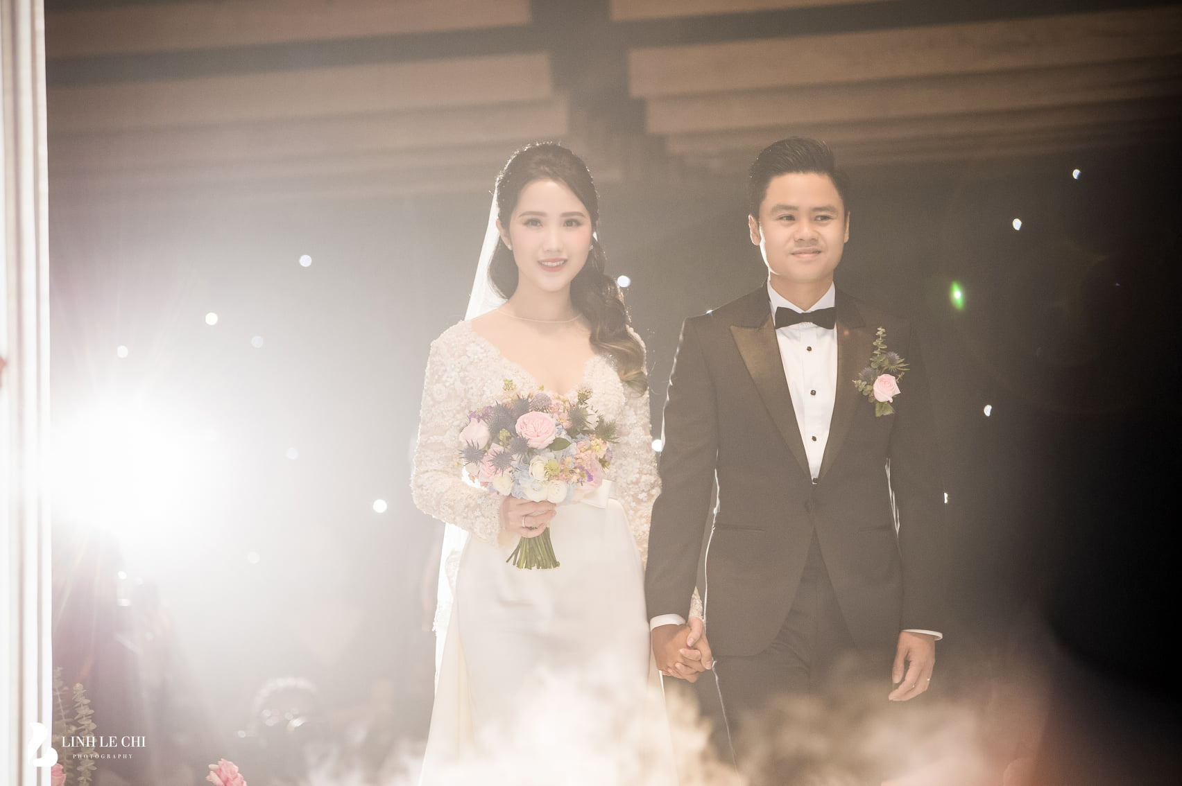 Cận cảnh siêu đám cưới của thiếu gia Phan Thành và Primmy Trương: Choáng với độ xa hoa 20 Cận cảnh siêu đám cưới của thiếu gia Phan Thành và Primmy Trương: Choáng với độ xa hoa 20