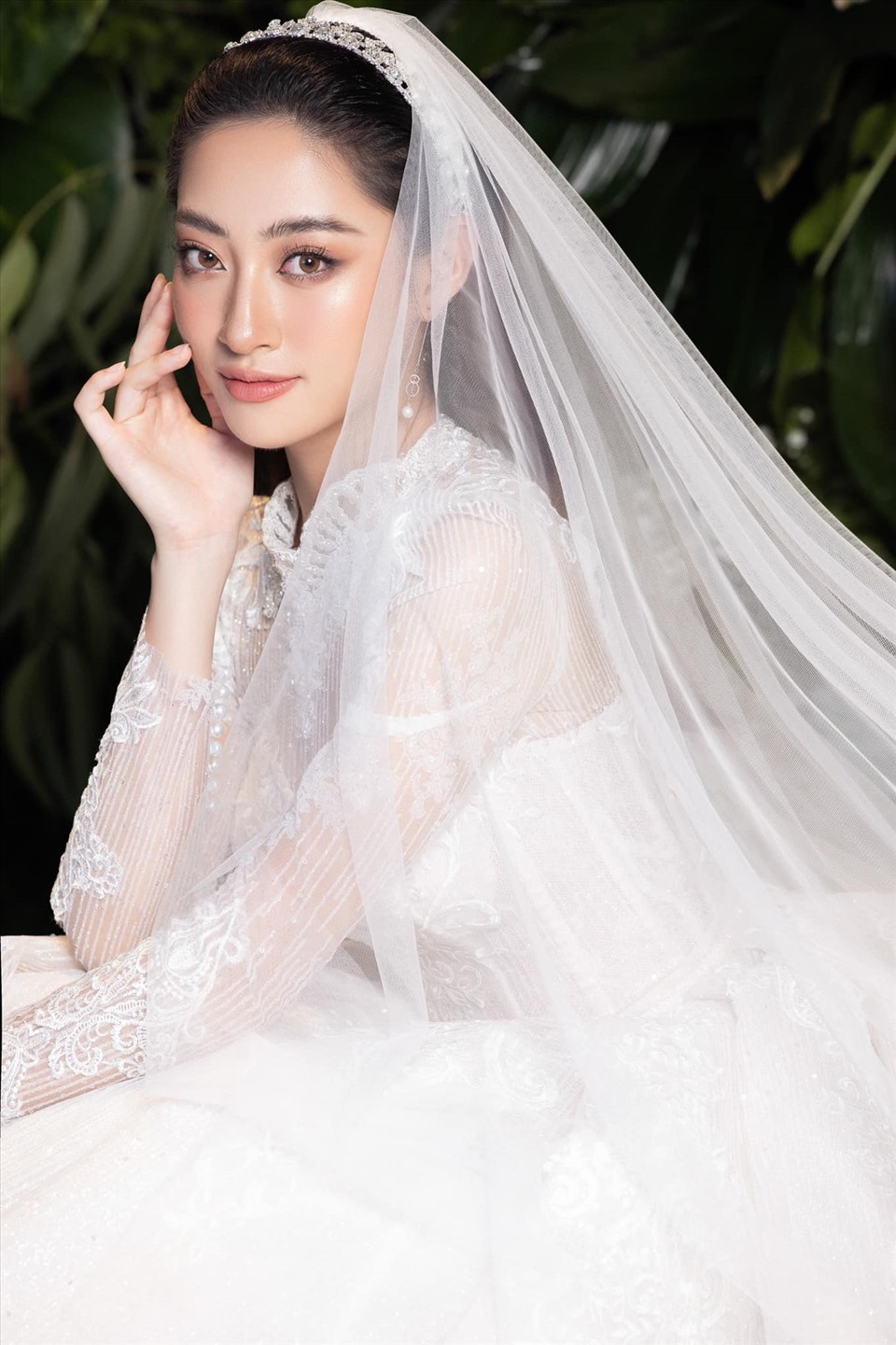 Hoa hậu Lương Thuỳ Linh đăng ảnh mặc áo cưới, rộ lên tin đồn sắp kết hôn sau hơn 2 năm đăng quang 9 Hoa hậu Lương Thuỳ Linh đăng ảnh mặc áo cưới, rộ lên tin đồn sắp kết hôn sau hơn 2 năm đăng quang 9