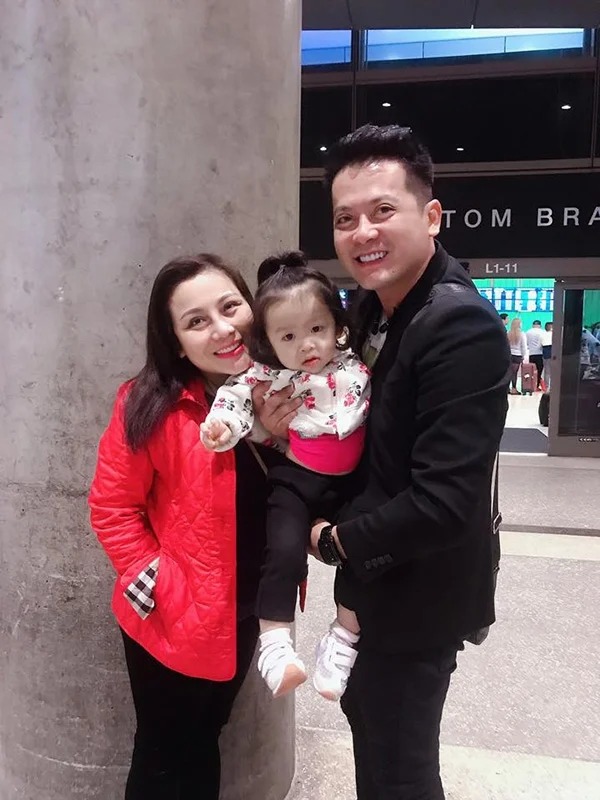 Diễn viên Hoàng Anh thân mật bên 'tình tin đồn' sau khi từ chối quyền nuôi con gái 2 Diễn viên Hoàng Anh thân mật bên 'tình tin đồn' sau khi từ chối quyền nuôi con gái 2