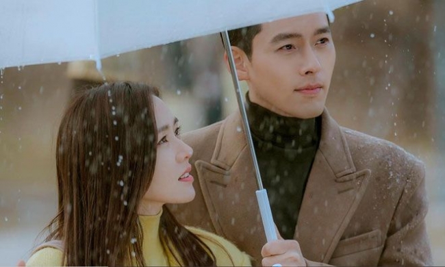 Vừa chối mua nhà kết hôn với Son Ye Jin, Hyun Bin đã bị soi 'dấu vết' lạ 2 Vừa chối mua nhà kết hôn với Son Ye Jin, Hyun Bin đã bị soi 'dấu vết' lạ 2