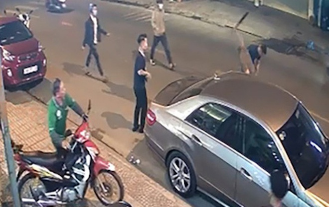 Công an Vĩnh Long điều tra nhóm thanh niên gây thương tích cho chủ quán karaoke 1 Công an Vĩnh Long điều tra nhóm thanh niên gây thương tích cho chủ quán karaoke 1