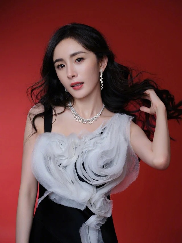 Dương Mịch lộ khuyết điểm trên cơ thể hậu nghi vấn phẫu thuật thẩm mỹ 6 Dương Mịch lộ khuyết điểm trên cơ thể hậu nghi vấn phẫu thuật thẩm mỹ 6