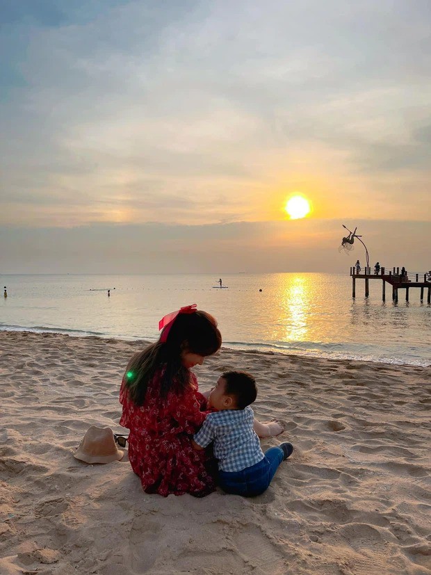 Vừa công khai quý tử đầu lòng, Hoà Minzy đã lập tức đòi quà Đức Phúc 1 Vừa công khai quý tử đầu lòng, Hoà Minzy đã lập tức đòi quà Đức Phúc 1
