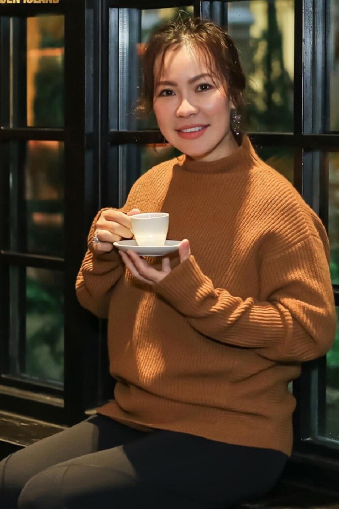 Bà xã 7x của Quý Bình trẻ trung, 'phá tan' rào cản tuổi tác khi đứng bên chồng kém tuổi 9 Bà xã 7x của Quý Bình trẻ trung, 'phá tan' rào cản tuổi tác khi đứng bên chồng kém tuổi 9