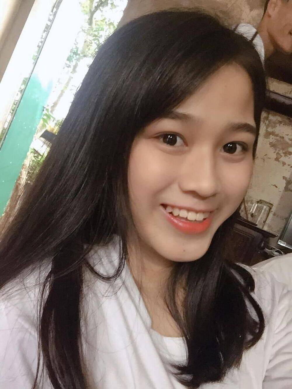 Lộ ảnh chưa chỉnh sửa của Đỗ Thị Hà hồi bé: Liệu có xứng danh Hoa hậu mặt mộc đẹp nhất Việt Nam? 12 Lộ ảnh chưa chỉnh sửa của Đỗ Thị Hà hồi bé: Liệu có xứng danh Hoa hậu mặt mộc đẹp nhất Việt Nam? 12