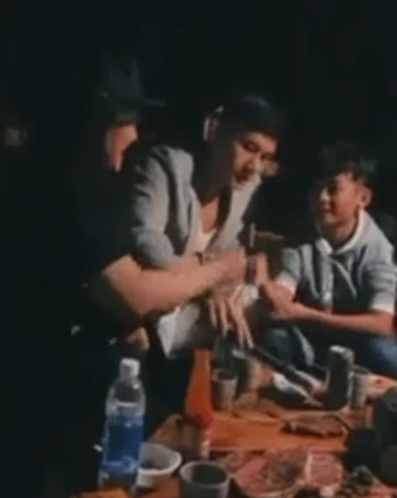 Lộ ảnh chụp lén con trai Lệ Quyên có thái độ bất ngờ khi ngồi bên cạnh bạn trai kém tuổi của mẹ 3 Lộ ảnh chụp lén con trai Lệ Quyên có thái độ bất ngờ khi ngồi bên cạnh bạn trai kém tuổi của mẹ 3