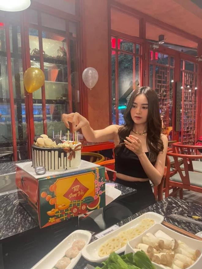 Từng 'vượt mặt' Ngọc Trinh về vòng eo, Ninh Dương Lan Ngọc bất ngờ lộ vòng 2 gây chú ý 5 Từng 'vượt mặt' Ngọc Trinh về vòng eo, Ninh Dương Lan Ngọc bất ngờ lộ vòng 2 gây chú ý 5