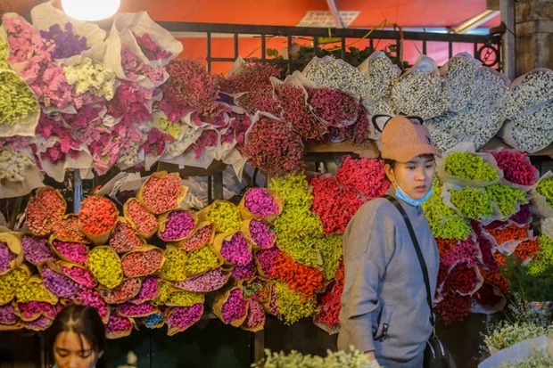 Giá hoa tăng cao ngất ngưởng trước ngày 8/3, khách mua vẫn đông nghịt 1 Giá hoa tăng cao ngất ngưởng trước ngày 8/3, khách mua vẫn đông nghịt 1