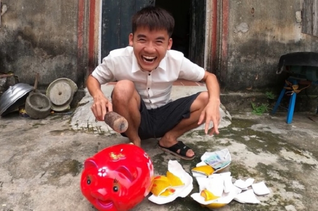 Xuất hiện nhiều kênh YouTube ở Việt Nam có nội dung nhảm nhí nhưng lại có lượt xem 'khủng' 2 Xuất hiện nhiều kênh YouTube ở Việt Nam có nội dung nhảm nhí nhưng lại có lượt xem 'khủng' 2
