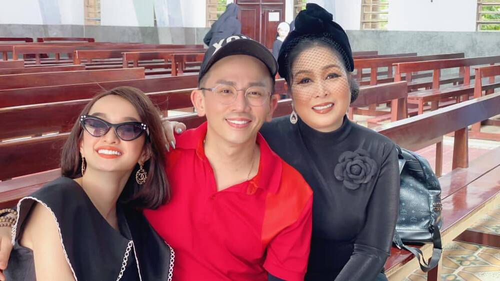 NS Hồng Vân từng nhận ra dấu hiệu lạ trong lần cuối cùng gặp 'phù thủy' trang điểm Minh Lộc 3 NS Hồng Vân từng nhận ra dấu hiệu lạ trong lần cuối cùng gặp 'phù thủy' trang điểm Minh Lộc 3