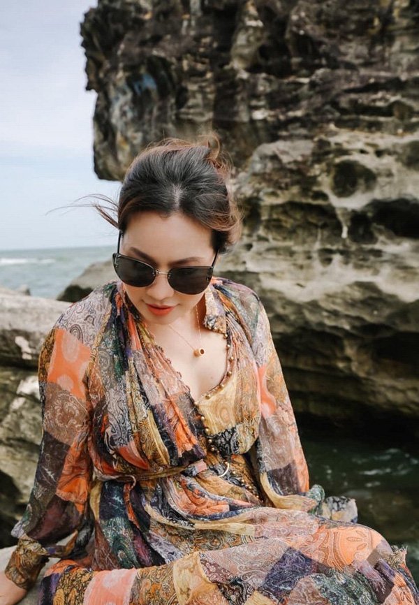 Vợ đại gia 7x của Quý Bình tạo bạo diện trang phục 'mỏng như cánh ve' 4 Vợ đại gia 7x của Quý Bình tạo bạo diện trang phục 'mỏng như cánh ve' 4
