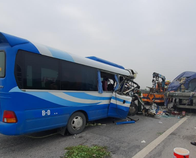 Vụ tai nạn 22 người thương vong ở Nghệ An: Nạn nhân kể lại giây phút kinh hoàng 1 Vụ tai nạn 22 người thương vong ở Nghệ An: Nạn nhân kể lại giây phút kinh hoàng 1