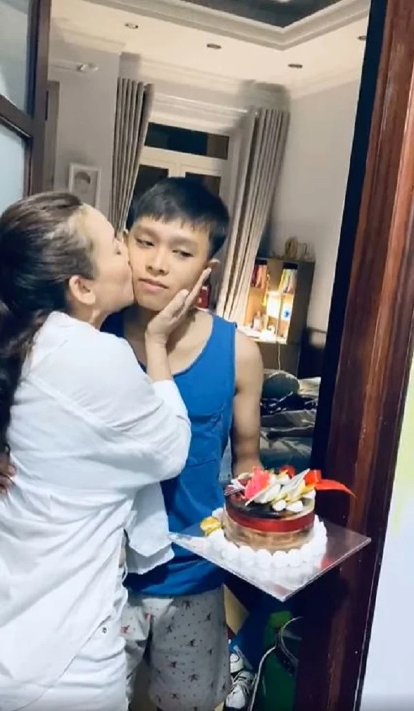 Phi Nhung tuyên bố 'trả tự do' cho Hồ Văn Cường sau drama tố con trai nuôi 'mắc bệnh ngôi sao' 1 Phi Nhung tuyên bố 'trả tự do' cho Hồ Văn Cường sau drama tố con trai nuôi 'mắc bệnh ngôi sao' 1