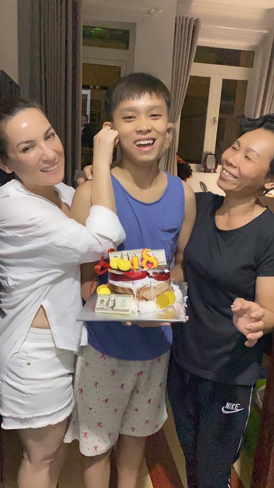 Phi Nhung tuyên bố 'trả tự do' cho Hồ Văn Cường sau drama tố con trai nuôi 'mắc bệnh ngôi sao' 2 Phi Nhung tuyên bố 'trả tự do' cho Hồ Văn Cường sau drama tố con trai nuôi 'mắc bệnh ngôi sao' 2