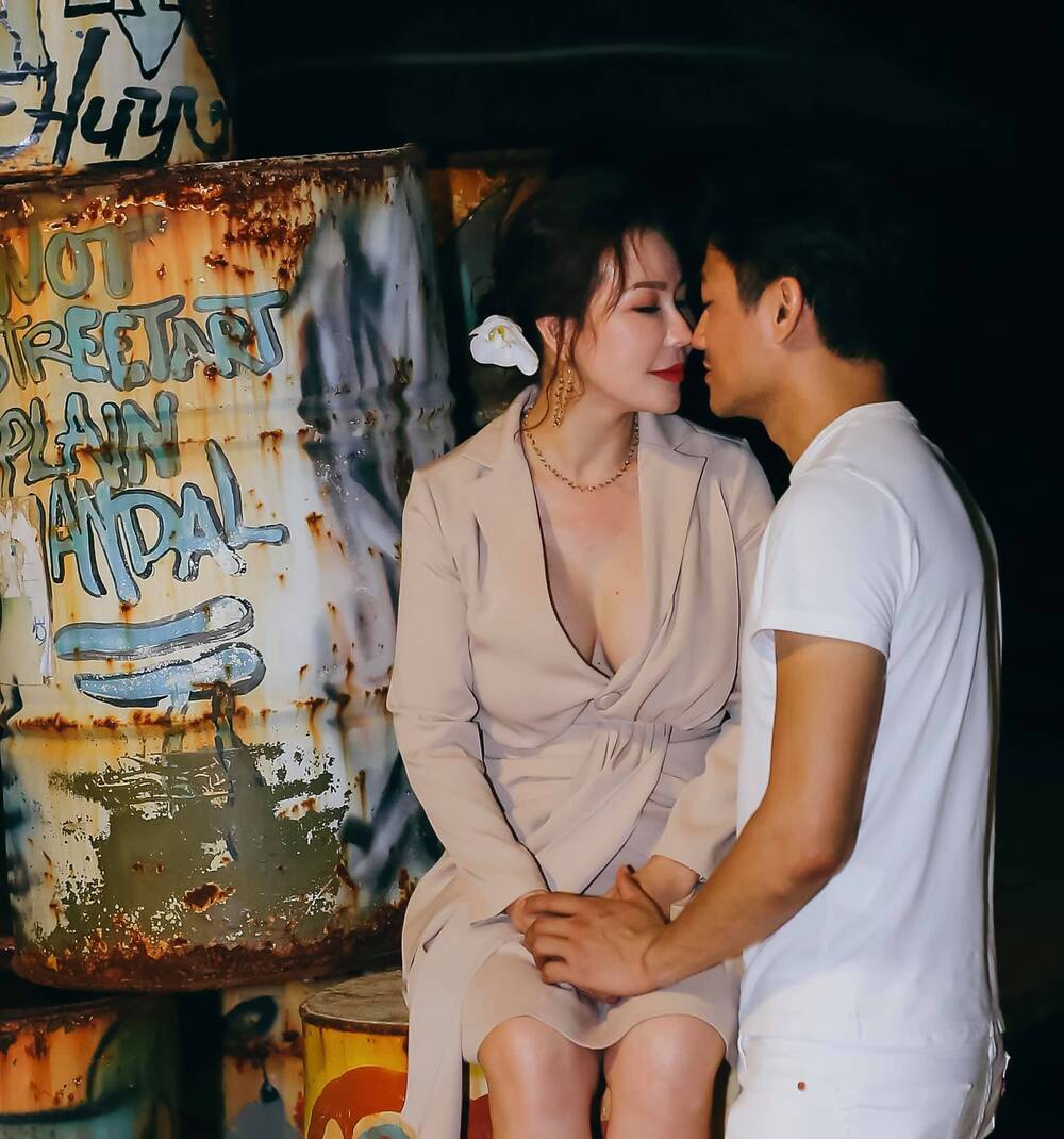 Vợ đại gia của Quý Bình mùi mẫn nhớ lại ngày mới yêu nhưng phản ứng của nam diễn viên lại gây hụt hẫng? 4 Vợ đại gia của Quý Bình mùi mẫn nhớ lại ngày mới yêu nhưng phản ứng của nam diễn viên lại gây hụt hẫng? 4