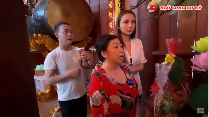 Phi Phụng cảm thấy bứt dứt, bật khóc trước di ảnh cố nghệ sĩ Chí Tài 2 Phi Phụng cảm thấy bứt dứt, bật khóc trước di ảnh cố nghệ sĩ Chí Tài 2