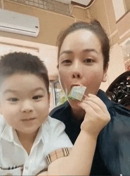 Nhật Kim Anh hạnh phúc sau khi giành được quyền nuôi con từ chồng cũ: Hành động của chàng quý tử gây chú ý 2 Nhật Kim Anh hạnh phúc sau khi giành được quyền nuôi con từ chồng cũ: Hành động của chàng quý tử gây chú ý 2