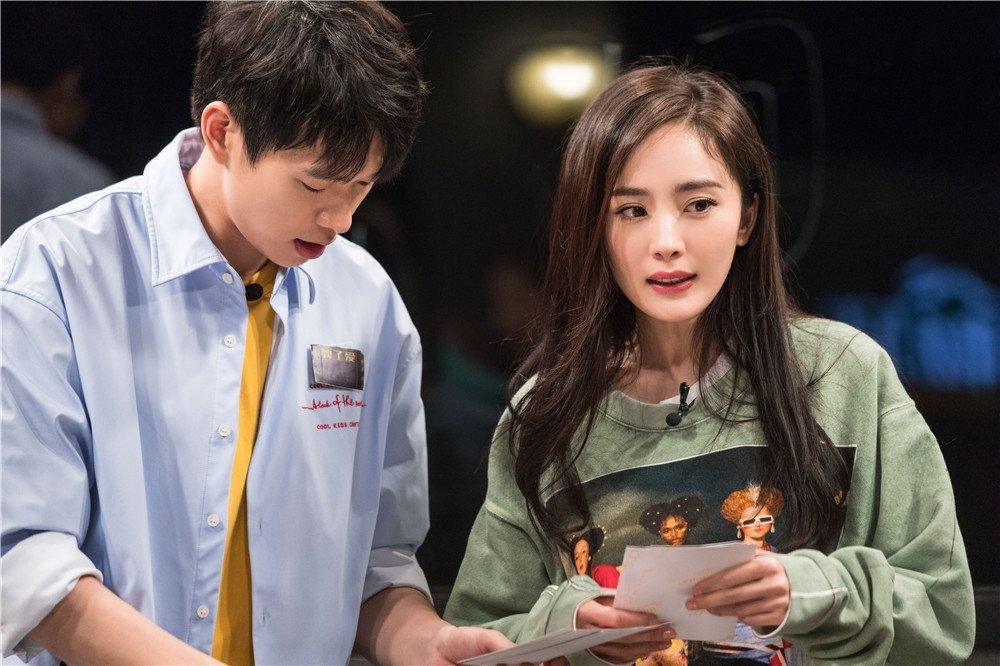 Cô nàng có đời tư đầy ồn ào. Cô nàng có đời tư đầy ồn ào.