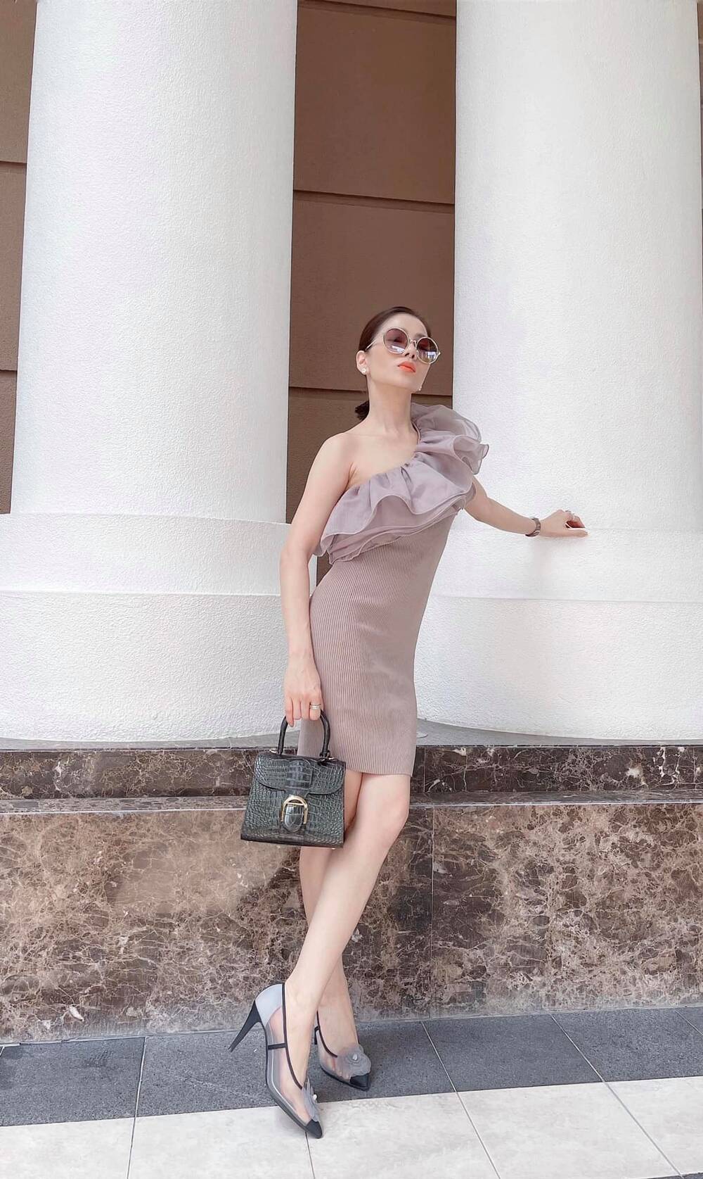 Sở hữu vóc dáng đầy mơ ước, Lệ Quyên liên tục khiến người hâm mộ lo lắng về tình trạng thân hình. Ảnh FBNV Sở hữu vóc dáng đầy mơ ước, Lệ Quyên liên tục khiến người hâm mộ lo lắng về tình trạng thân hình. Ảnh FBNV
