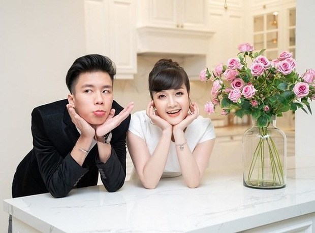 Con trai 'bí ẩn' của Vân Dung lần hiếm hoi đăng ảnh cùng mẹ: Bất ngờ nhất với loạt biểu cảm 2 Con trai 'bí ẩn' của Vân Dung lần hiếm hoi đăng ảnh cùng mẹ: Bất ngờ nhất với loạt biểu cảm 2