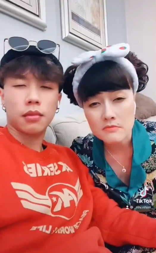 Con trai 'bí ẩn' của Vân Dung lần hiếm hoi đăng ảnh cùng mẹ: Bất ngờ nhất với loạt biểu cảm 1 Con trai 'bí ẩn' của Vân Dung lần hiếm hoi đăng ảnh cùng mẹ: Bất ngờ nhất với loạt biểu cảm 1