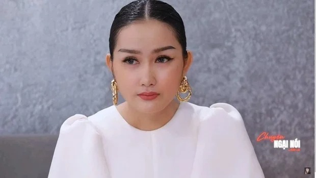 Vợ Khánh Đơn bất ngờ nhắc đến Lương Bích Hữu và con riêng của chồng trên sóng truyền hình. Ảnh internet Vợ Khánh Đơn bất ngờ nhắc đến Lương Bích Hữu và con riêng của chồng trên sóng truyền hình. Ảnh internet
