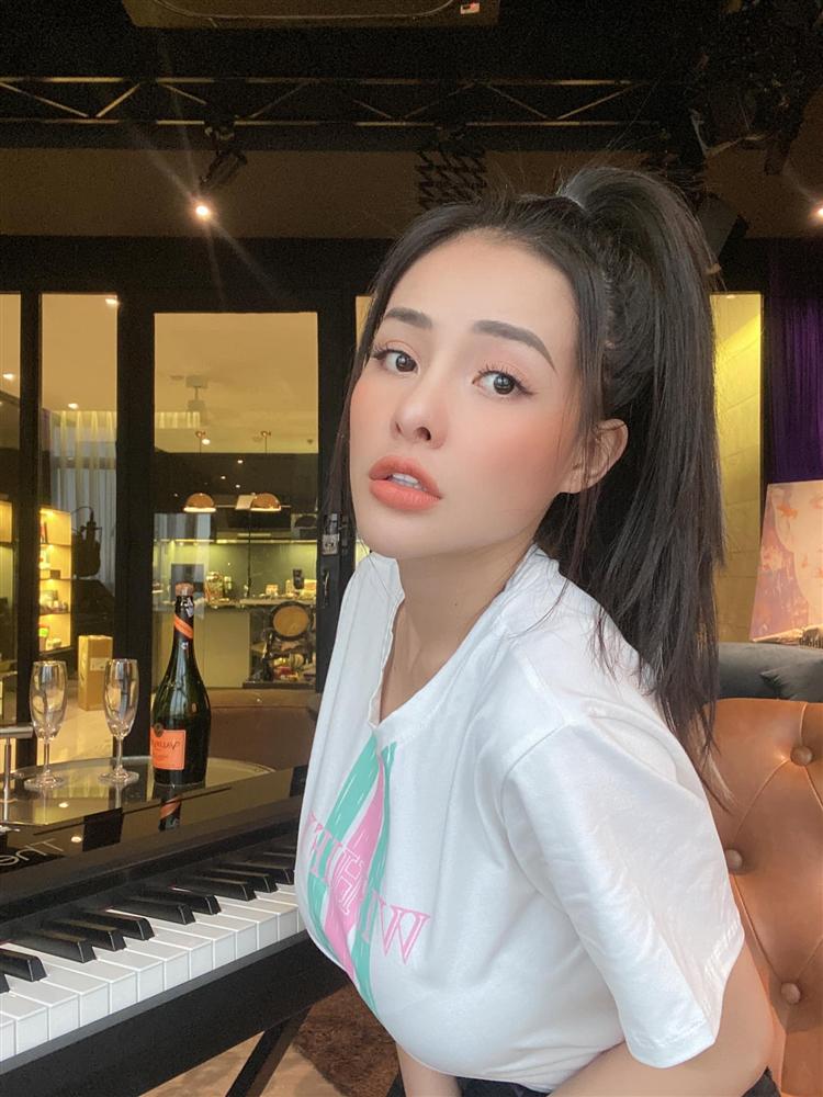 Những lần hiếm hoi Ngân 98 lần hiếm hoi diện đồ 'kín cổng cao tường'. Ảnh FBNV Những lần hiếm hoi Ngân 98 lần hiếm hoi diện đồ 'kín cổng cao tường'. Ảnh FBNV