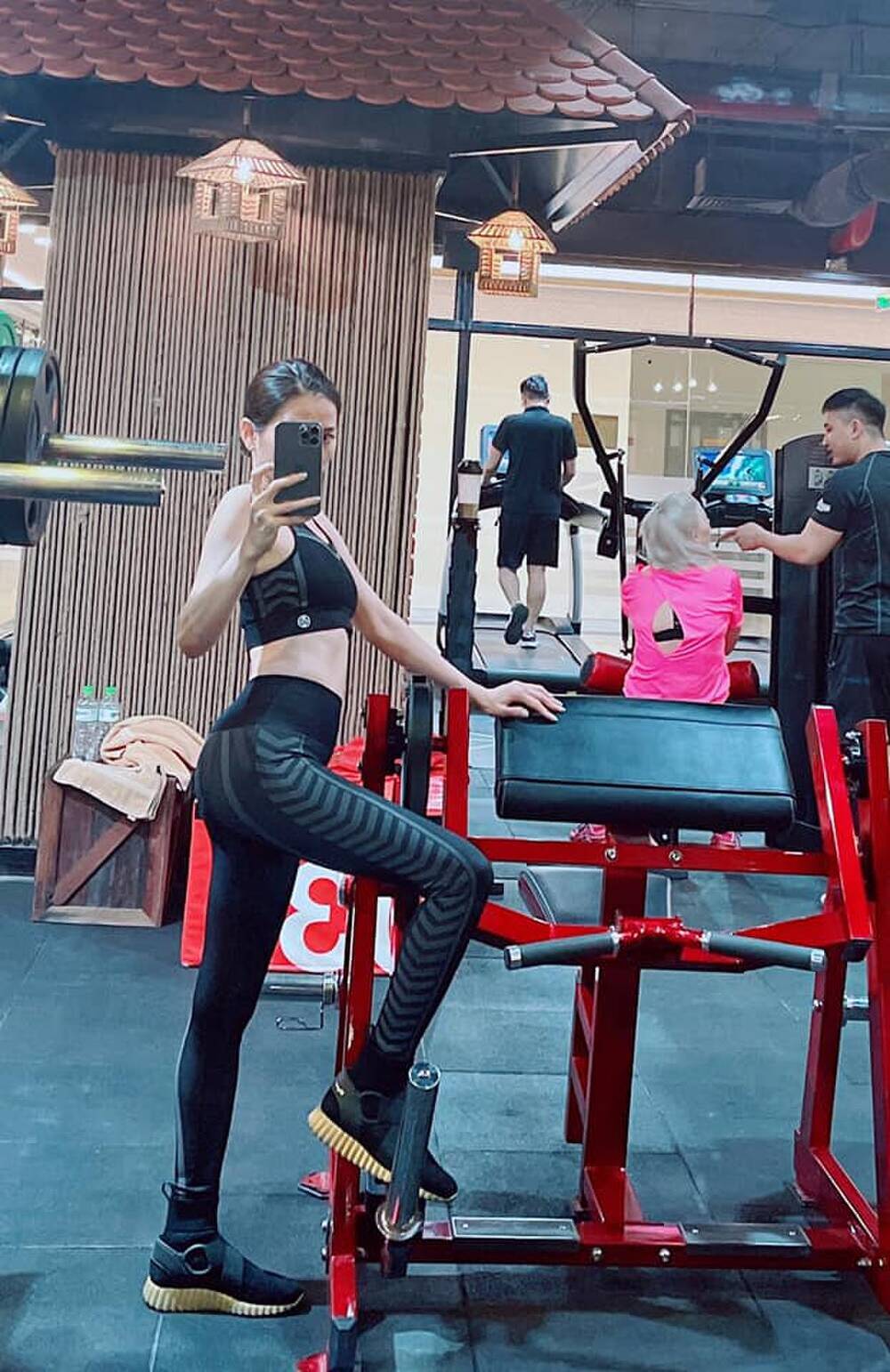 Lệ Quyên ngày càng 'lão hóa ngược' sau khi công khai yêu Lâm Bảo Châu 4 Lệ Quyên ngày càng 'lão hóa ngược' sau khi công khai yêu Lâm Bảo Châu 4
