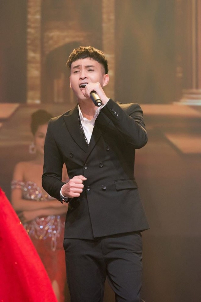 Hồ Quang Hiếu lần hiếm hoi tiết lộ về quá khứ khó khăn, từng đi làm phục vụ lương 700 ngàn đồng 2 Hồ Quang Hiếu lần hiếm hoi tiết lộ về quá khứ khó khăn, từng đi làm phục vụ lương 700 ngàn đồng 2