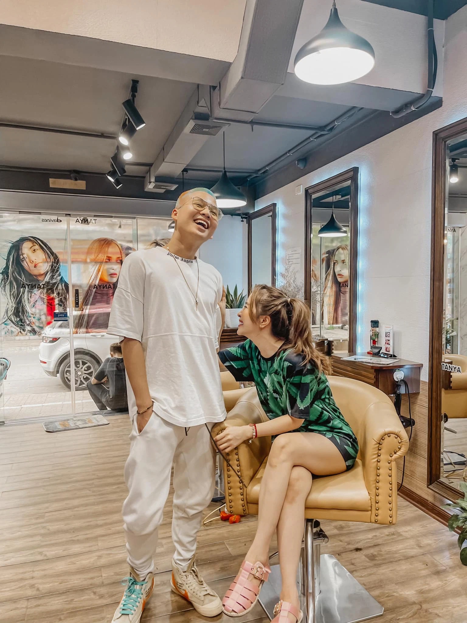 Quỳnh Nga vui vẻ bên trai lạ. Ảnh FBNV Quỳnh Nga vui vẻ bên trai lạ. Ảnh FBNV