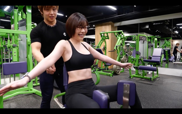 Nữ idol Nhật Bản khiến HLV phòng gym bối rối với những hành động tập gần 4 Nữ idol Nhật Bản khiến HLV phòng gym bối rối với những hành động tập gần 4