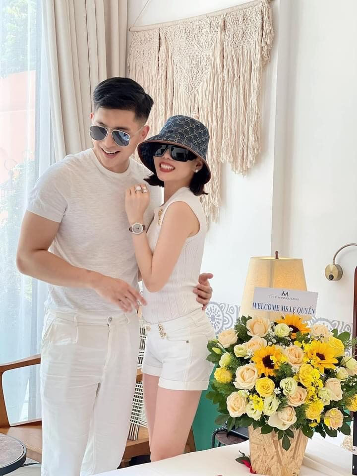 Đánh dấu 'chủ quyền' với Lâm Bảo Châu, Lệ Quyên lại bị chê có hành động kém duyên - Ảnh 1 Đánh dấu 'chủ quyền' với Lâm Bảo Châu, Lệ Quyên lại bị chê có hành động kém duyên - Ảnh 1