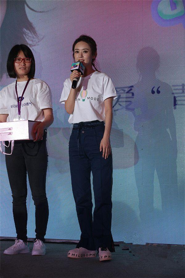 Triệu Lệ Dĩnh bị lộ nhan sắc thật qua ảnh chụp lén tại sự kiện 5 Triệu Lệ Dĩnh bị lộ nhan sắc thật qua ảnh chụp lén tại sự kiện 5