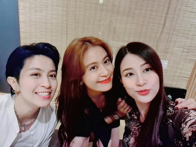 Hoàng Thuỳ Linh và Gil Lê bị chụp lén khoảnh khắc 'tình bể bình', ngày càng bung xõa mối quan hệ 5 Hoàng Thuỳ Linh và Gil Lê bị chụp lén khoảnh khắc 'tình bể bình', ngày càng bung xõa mối quan hệ 5