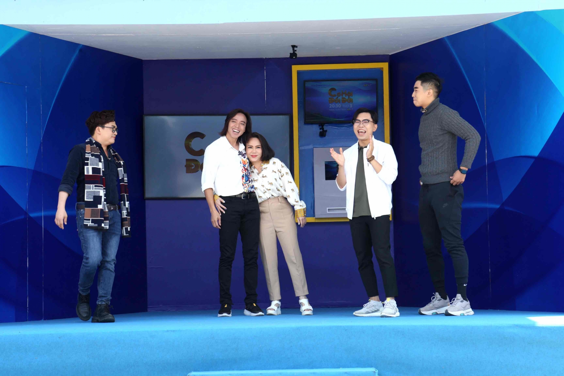 Chồng Việt Hương bất ngờ khi vợ tặng xe cứu thương tiền tỷ cho ông Đoàn Ngọc Hải mà không báo trước 1 Chồng Việt Hương bất ngờ khi vợ tặng xe cứu thương tiền tỷ cho ông Đoàn Ngọc Hải mà không báo trước 1