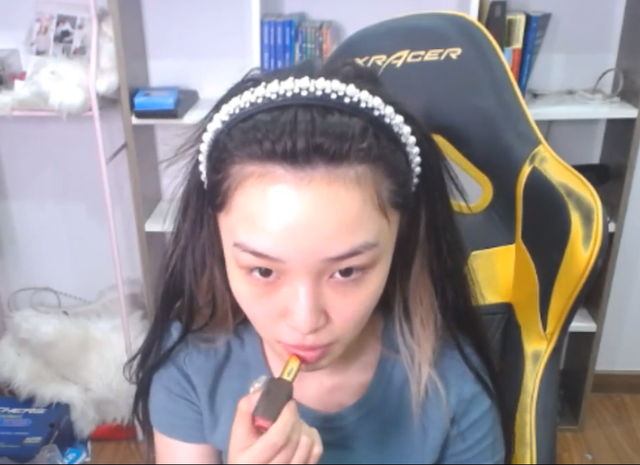 Nữ streamer Xuka Hoa Nhật Huỳnh để lộ mặt mộc ngay trên sóng livestream: Nhan sắc có xinh đẹp như lời đồn? 5 Nữ streamer Xuka Hoa Nhật Huỳnh để lộ mặt mộc ngay trên sóng livestream: Nhan sắc có xinh đẹp như lời đồn? 5