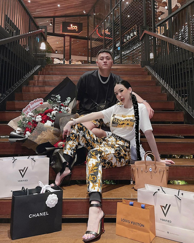 Làm dâu hào môn, vợ Youtuber Fabo Nguyễn tiết lộ chuyện áp lực vào mỗi buổi đêm 1 Làm dâu hào môn, vợ Youtuber Fabo Nguyễn tiết lộ chuyện áp lực vào mỗi buổi đêm 1