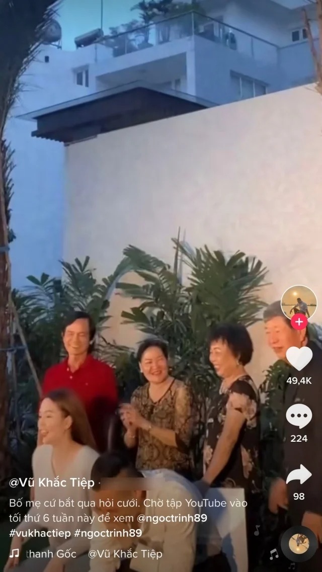 Vừa bị bố mẹ bắt qua hỏi cưới, Vũ Khắc Tiệp lại nhắc chuyện trăm năm với Ngọc Trinh 1 Vừa bị bố mẹ bắt qua hỏi cưới, Vũ Khắc Tiệp lại nhắc chuyện trăm năm với Ngọc Trinh 1