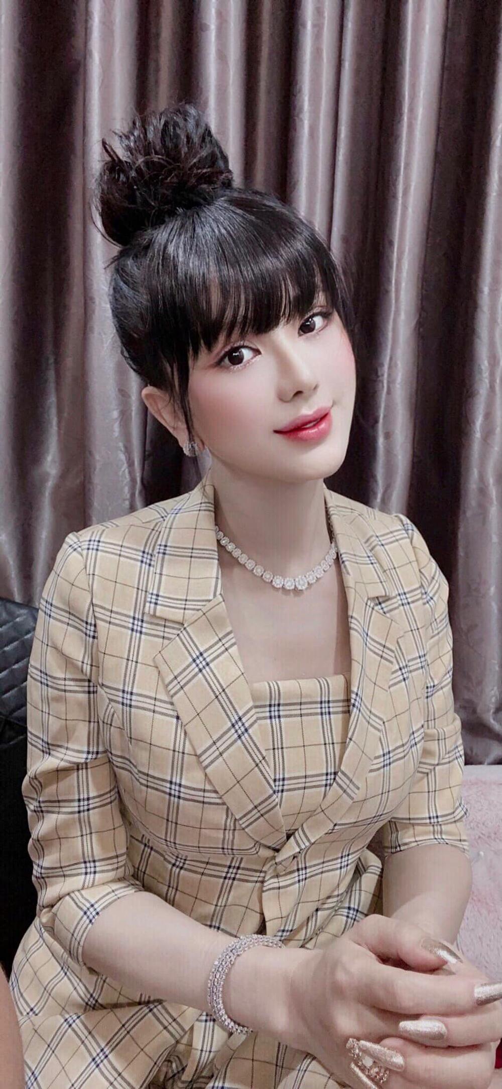 'Bóc trần' nhan sắc thật của Lâm Khánh Chi: Bất ngờ lộ trán hói khiến fan lo lắng 3 'Bóc trần' nhan sắc thật của Lâm Khánh Chi: Bất ngờ lộ trán hói khiến fan lo lắng 3