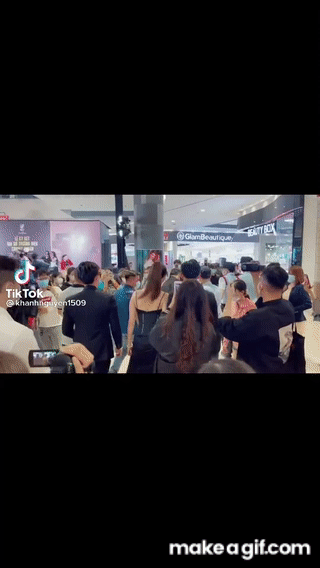 Thái độ gây chú ý của Ngọc Trinh khi liên tục bị nhiều người giẫm vào váy 1 Thái độ gây chú ý của Ngọc Trinh khi liên tục bị nhiều người giẫm vào váy 1